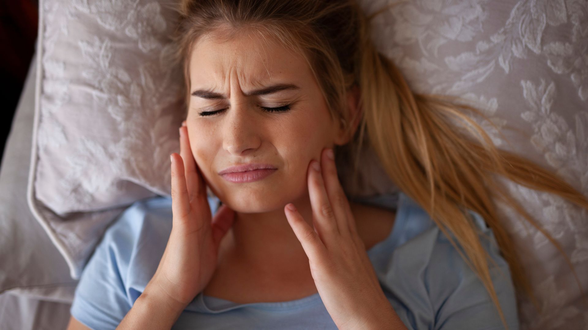 Crianças que Esfregam os Dentes à Noite: O Que Pode Ser e Como Lidar